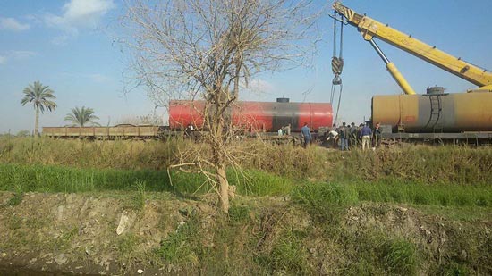 بالصور.. رفع قطار البضائع من قضبان محطة الواسطي 