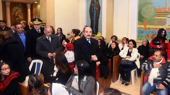 بالصور.. محافظ الإسكندرية يتفقد الوضع الأمني خلال احتفالات رأس السنة ويزور بعض الكنائس لتهنئتهم بالعيد 