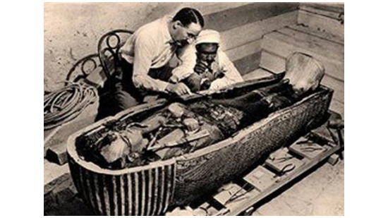 فى مثل هذا اليوم.. عالِم المصريات البريطاني هاوارد كارتر يكتشف تابوت الفرعون المصري توت عنخ أمون بعد نحو عامين من اكتشاف مقبرته