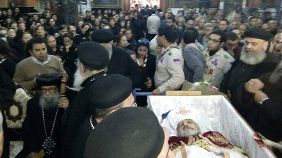 بالصور.. إيباراشية المنيا تودع القمص سيرافيم والأنبا مكاريوس يترأس جنازته