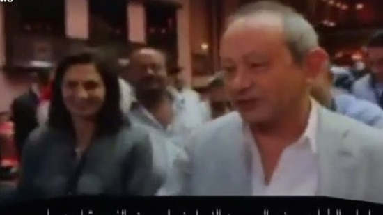 عضو المصريين الأحرار يقبل يد نجيب ساويرس .. فيديو
