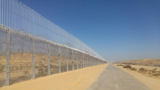 بالصور..جدار بين إسرائيل ومصر لمنع المهاجرين 