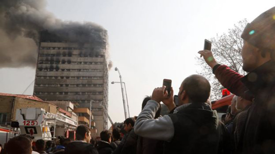 احتراق مبنى متعدد الطوابق في طهران وانهياره