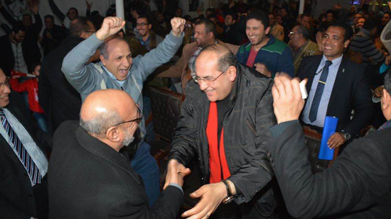  بالصور..محافظ سوهاج يحتفل بفوز المنتخب في نقابة الأطباء