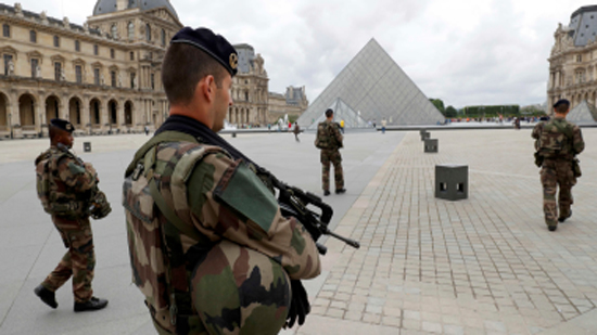 قائد شرطة باريس: لم يتم العثور على متفجرات في حقيبة المهاجم
