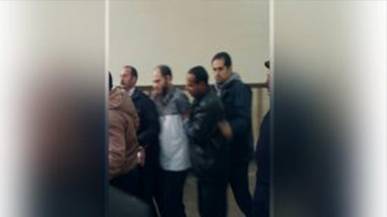  قبل المحاكمة.. اشتباكات بالأيدي بين نجل ضحية الذبح بالإسكندرية ومحامي المتهم