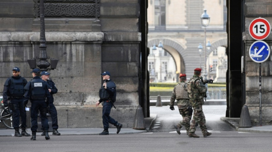 مصر تدين الهجوم الإرهابي على متحف اللوفر في باريس