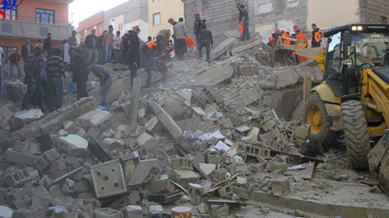 سقوط عشرات المنازل في زلزالين بتركيا