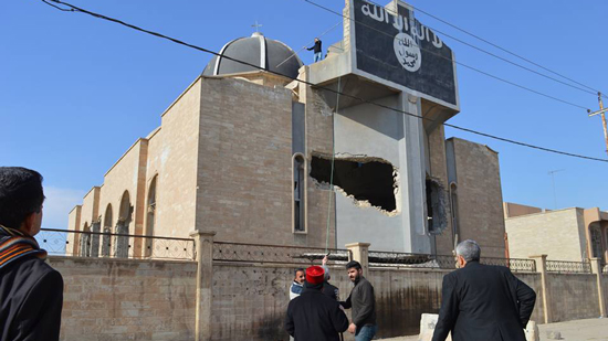  بالصور.. بعد عامين مطران السريان يبكى بعد رفع الصليب فوق كنيسة الموصل بعد تحريرها من داعش