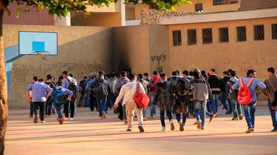 مصراوي يرصد.. مدرسة ثانوية تستعين بطلاب مدرسة أخرى لحضور طابور وزير التعليم