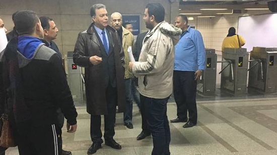 بالصور.. وزير النقل في زيارة مفاجئة لمحطة مترو السادات