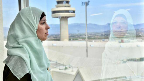 محكمة إسبانية تقر بحق مضيفة مسلمة في ارتدائها الحجاب أثناء العمل