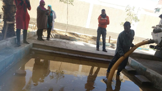  بالصور.. مدرسة ابتدائية بالسويس تغرق في مياه الصرف الصحي 