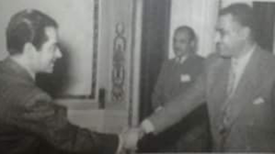 عبد الناصر يمنح فريد اﻻطرش وسام اﻻستحقاق