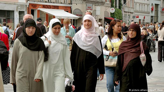 الإندبندنت: أوروبا بدأت تكريس معاداة الإسلام والمسلمين لم يعد مرحب بهم  