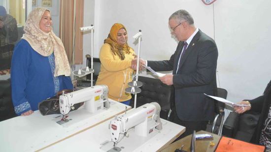  بالصور.. محافظ المنيا يسلم ماكينات خياطة لعدد من السيدات المعيلات 