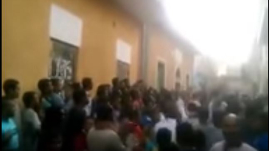 بالفيديو.. الأمن يطلق القنابل المسيلة للدموع لتفريق متظاهرين أمام منازل الأقباط