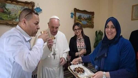  بالصور..بابا روما يحل ضيفا على أسرة مسلمة في ميلانو