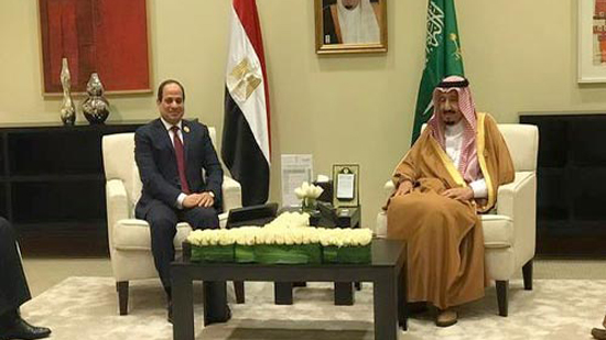 ننفرد بتفاصيل مغادرة السيسي وسلمان قاعة القمة العربية لعقد لقاء ثنائي أثناء كلمة أمير قطر