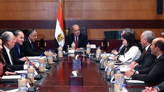رئيس الوزراء يلتقي محافظ البنك المركزي وعد دمن وزراء المجموعة الاقتصادية، 7 فبراير 2017. - صورة أرشيفية