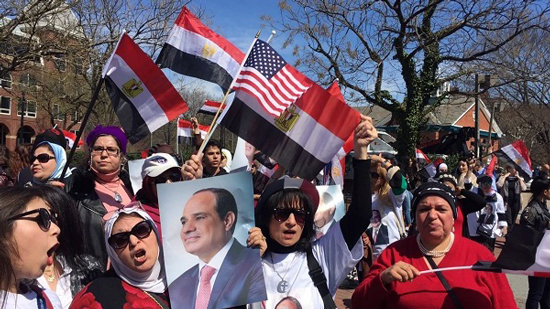 بدء توافد المصريين أمام البيت الأبيض لاستقبال السيسى