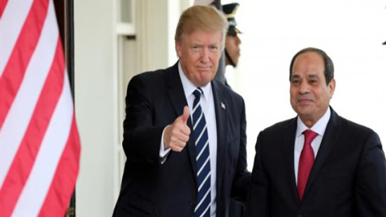 صورة ترامب جالسا وبجواره السيسي واقفا.. الرئيس المصري لم يكن الأول