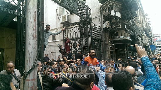 بالصور ..هتافات الشباب القبطي بالإسكندرية بعد أحداث تفجير الكنيسة المرقسية