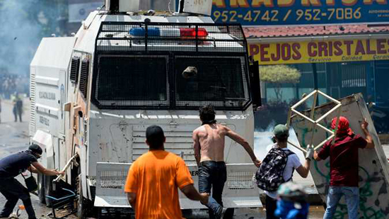 سقوط قتيلين في احتجاجات ضد الرئيس الفنزويلي