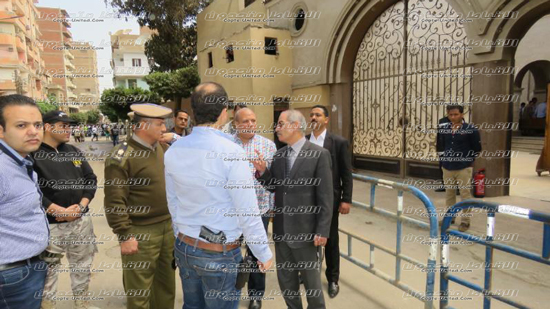 بالصور .. مدير أمن بني سويف يشدد علي الحرم الأمن أمام الكنائس 