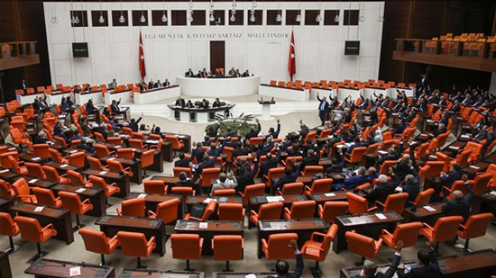 البرلمان التركي يوافق على تمديد حالة الطوارئ لثلاثة أشهر