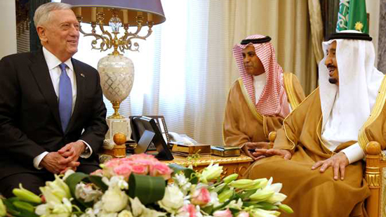  لقاء خادم الحرمين الشريفين، الملك سلمان بن عبدالعزيز آل سعود، وزير الدفاع الأمريكي جيمس ماتيس، في مكتبه بقصر اليمامة.
