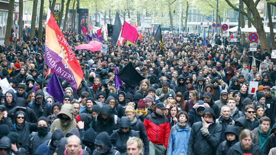 تظاهرات حاشدة في كولونيا ضد 