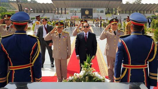 بالصور.. الرئيس يضع أكليل الزهور على النصب التذكاري لشهداء القوات المسلحة