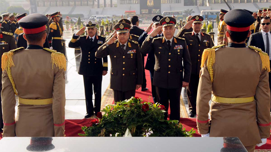 وزير الدفاع ينيب قادة الجيوش الميدانية بوضع إكليل الزهور على النصب التذكارى للجندى المجهول 