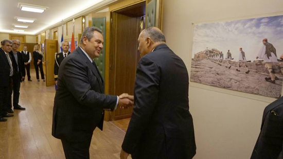 بالصور.. وزير الخارجية يلتقي وزير الدفاع اليوناني