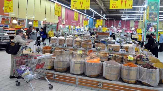 بيع السلع الغذائية بأسعار الجملة في معارض تابعة لوزارة التموين