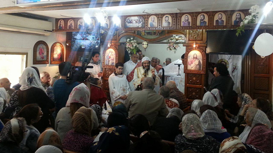 بالصور..الأنبا بافلى يترأس صلاة القداس بأصغر كنيسة في الإسكندرية والمصلين يقفون على السلالم 