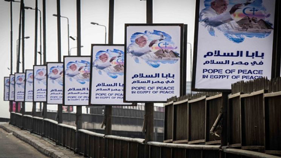 لافتات الترحيب تملئ شوارع القاهرة لاستقبال بابا روما في أول زيارة بعد 17 عاما 