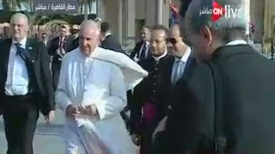 بالفيديو.. السيسي يودع البابا فرنسيس في مطار القاهرة