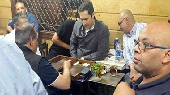 علاء مبارك يلعب «طاولة» على أحد مقاهي إمبابة 