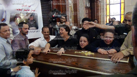 شاهد.. أسرة شهيد العريش نبيل صابر تنهار من البكاء أثناء صلاة الجنازة