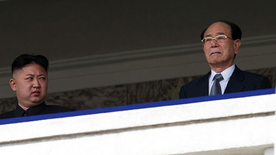 رئيس كوريا الشمالية بجوار رئيسها الشرفي