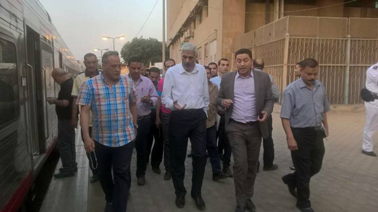رئيس هيئة السكك الحديد يتفقد محطة مصر 
