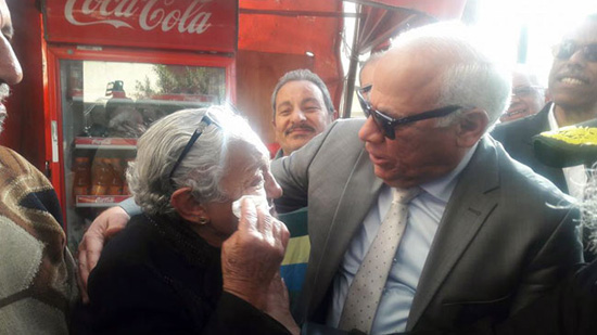 محافظ بورسعيد يلتقي أسر أقباط العريش ويصدر عدة قرارات