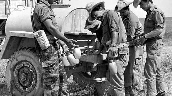 جنود إسرائيليون أمام خزان مياه فى سيناء خلال يونيو 1967