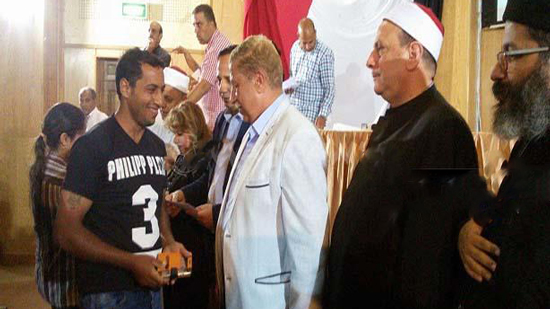 محافظ الإسماعيلية يوزع هدايا وزارة الأوقاف على الأسر المسيحية النازحة من سيناء
