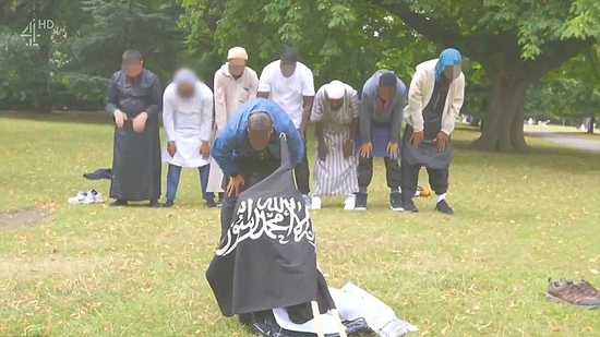  أحد منفذي هجمات لندن.. إسلامي ظهر بفيلم وثائقي ضمن مجموعة متطرفين يصلون بعلم داعش