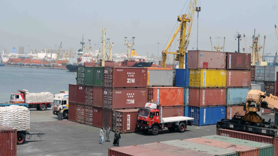 استقبال 200 ألف طن بضائع وسلع إستراتيجية بميناء الإسكندرية
