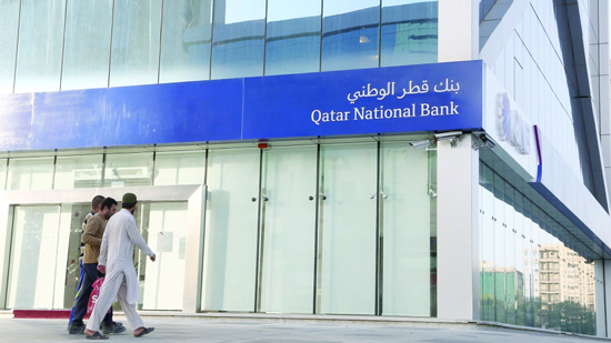 تخفيض تصنيف أكبر بنوك قطر ومخاوف من إفلاس مفاجئ