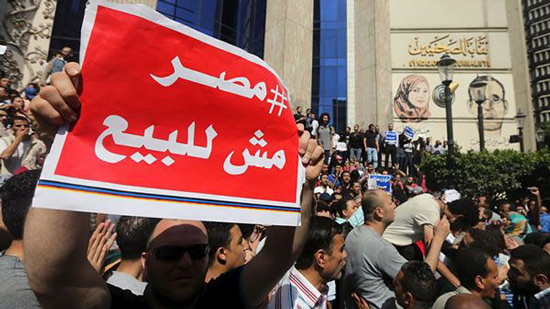 اتفاقية تيران وصنافير تقسم المصريين.. تخوين ومشادات واعتصام.. واستفتاء: 47% من الشعب يرفض